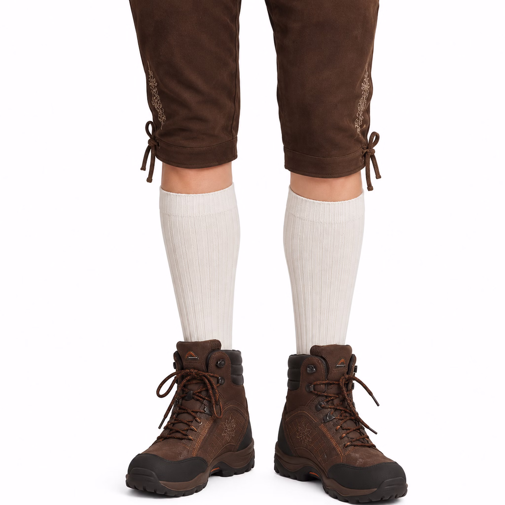 Trachten Kniestrümpfe Creme Damen im Lederhosen Look Damenbeine im Lederhosen-Look mit cremefarbenen Trachten-Kniestrümpfen und braunen Wanderschuhen auf hellem Hintergrund.