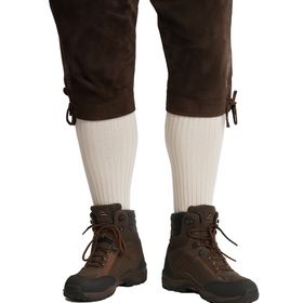 Cremefarbene Kniestrümpfe in Trachten-Optik zusammen mit einer braunen Wanderhose und braunen Wanderschuhen von Vorne