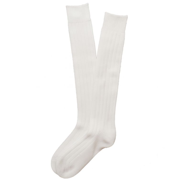 Trachten Kniestrümpfe Cremefarben Oktoberfest Wandersocken für Erwachsene Cremefarbene Kniestrümpfe in Trachten-Optik zusammen mit einer braunen Wanderhose und braunen Wanderschuhen von Vorne