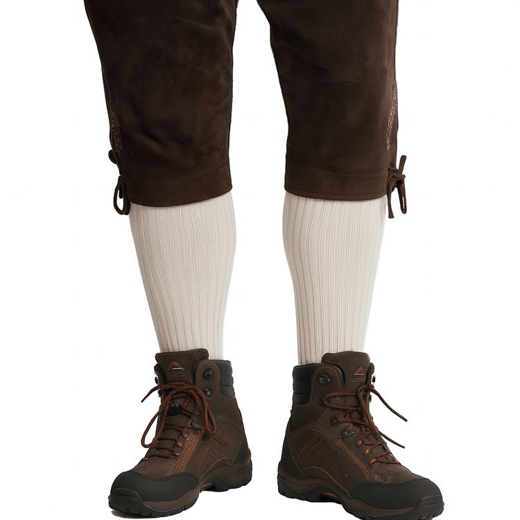 Cremefarbene Kniestrümpfe in Trachten-Optik zusammen mit einer braunen Wanderhose und braunen Wanderschuhen von Vorne