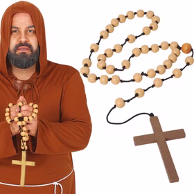 XXL Rosenkranz aus Holz 90 cm mit Kreuz für Erwachsene Kostüm-Zubehör Holzkreuz mit Gebetskette Fasching Karneval Mottoparty Halloween Verkleideter Mönch mit Rosenkranz in beiden Händen haltend und daneben noch einmal der Rosenkranz liegend