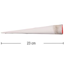 Mann im Reggae Kostüm verkleidet und zieht symbolisch an einem 23 cm langen Fake-Joint aus Papier von Vorne
