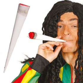 Mann im Reggae Kostüm verkleidet und zieht symbolisch an einem 23 cm langen Fake-Joint aus Papier von Vorne