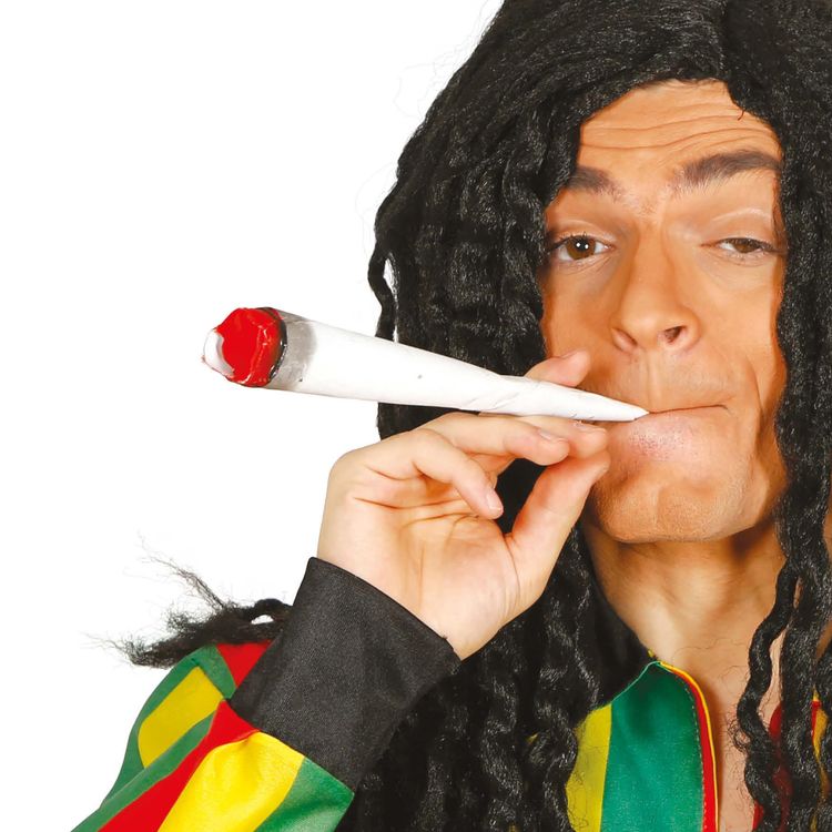 Mann im Reggae Kostüm verkleidet und zieht symbolisch an einem 23 cm langen Fake-Joint aus Papier von Vorne