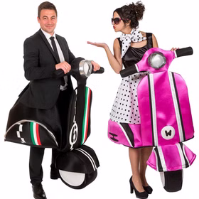 Vespa Kostüm La Dolce Vita Rollerfahrer Italo für Herren Einheitsgröße Spaßkostüm Fasching Karneval Mottoparty Paar- und Gruppenkostüm Vespa Kostüm für Herren mit schwarzem Vespa-Kostüm und Vespa Kostüm für Damen mit pinker Vespa für Damen nebeneinander seitlich von Vorne