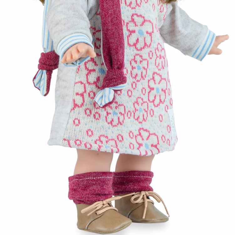 Puppe Ria 42 cm mit langen braunen Haaren Schlafaugen & Weichkörper für Kinder Spielzeug-Puppe Softkörper Spielpuppe Spielwaren Geschenkidee Geburtstag Weihnachten Nahaufnahme des Unterkörpers mit Bekleidung von Vorne