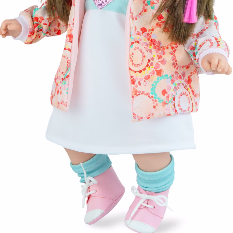 Puppe Nora 45 cm mit langen braunen Haaren & Weichkörper für Kinder Spielzeug-Puppe Softkörper Spielpuppe Spielwaren Geschenkidee Geburtstag Weihnachten Nahaufnahme des Unterkörpers mit Bekleidung von Vorne