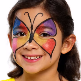 Bio Glitter Schminkstifte Set 5 Farben & Spitzer Naturkosmetik ohne Mikroplastik Kinderschminken Schminke Make-Up Kostüm-Zubehör Fasching Karneval Kindergeburtstag Mottoparty Mädchen mit buntem Schmetterlings-Make-up im Gesicht, geschminkt mit Jofrika Bio-Glitterstiften.