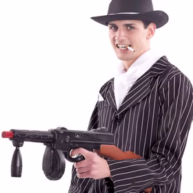 Spielzeug Maschinengewehr Gangster Mafia 70 cm lang Schwarz Kostüm-Zubehör Fasching Karneval Mottoparty Eine Person die als Gangster im 20er Jahre Look verkleidet ist, hält das Spielzeug-Gewehr in der Hand und posiert damit von der Seite