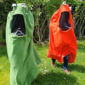 Pinkes, Grünes, Eierfarbenes und Rotes Monster vor weißem Hintergrund von Vorne