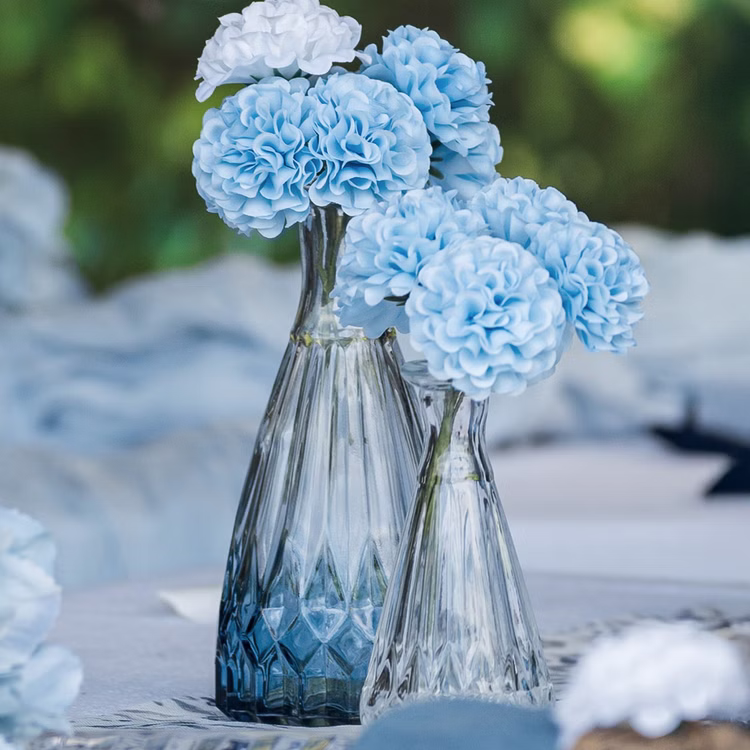 Glasvase Alexandrin Blau 14,5 cm Deko-Vase mit Farbverlauf Tischvase für Blumen & Dekoration Tisch-Deko Hochzeit Geburtstag Blumenvase dekorative Vase gedeckter Tisch Glasvase Alexandrin Blau und Mini-Vase dekorativ mit blauen Blumen in Szene gesetzt
