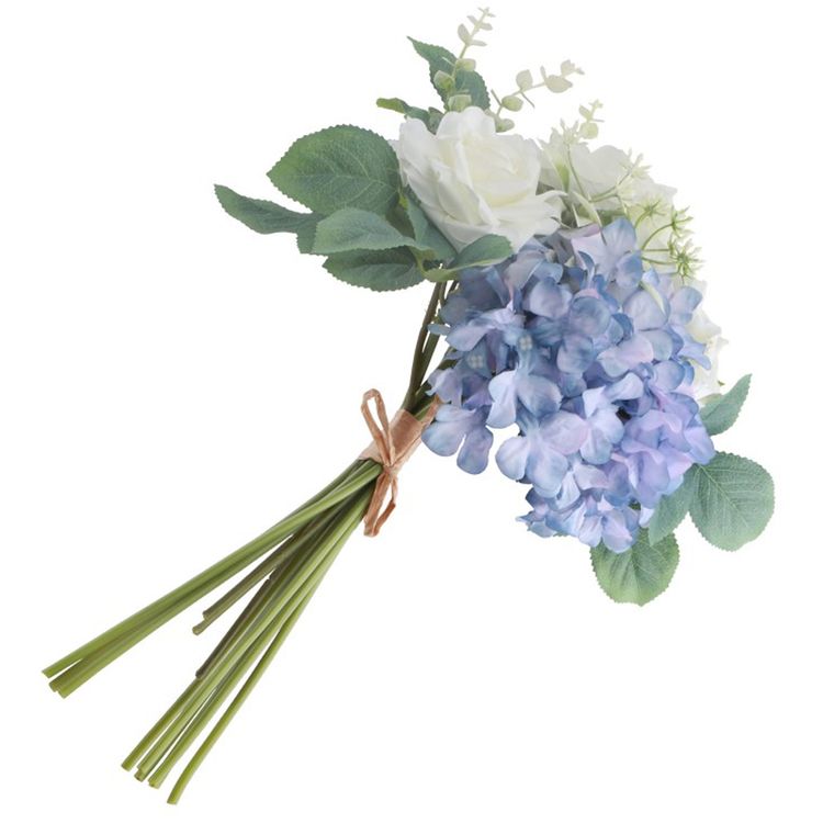 Strauß aus weißen Rosen, blauen Hortensien und grünen Blättern, Nahaufnahme.
