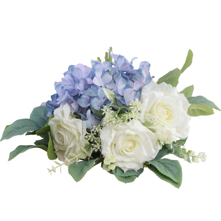 Strauß aus weißen Rosen, blauen Hortensien und grünen Blättern, Nahaufnahme.