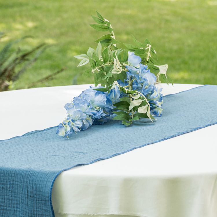 Blauer Baumwolle Tischläufer als Stoffrolle aufgerollt, teilweise abgerollt.