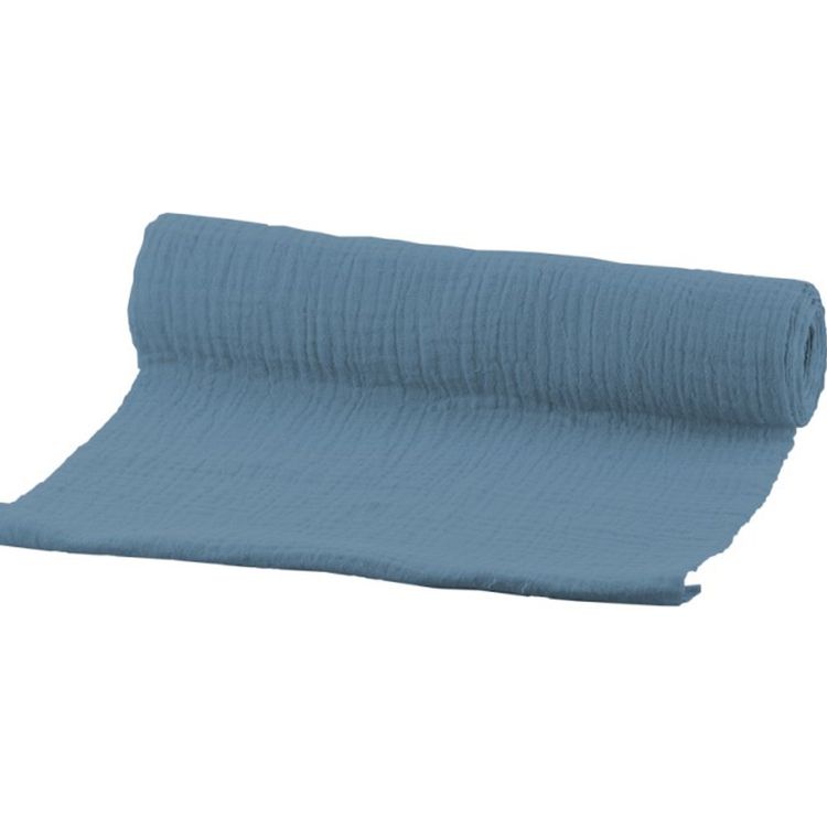 Blauer Baumwolle Tischläufer als Stoffrolle aufgerollt, teilweise abgerollt.