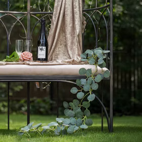 Eukalyptus Girlande 173 cm Grün Pflanzen Deko Hochzeit Geburtstag Basteln Kunstblume Tischdeko Deko-Ideen DIY Bastelbedarf Deko-Szene: Eukalyptus-Girlande mit Rose und Sekt auf Bank