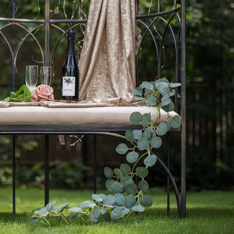 Eukalyptus Girlande 173 cm Grün Pflanzen Deko Hochzeit Geburtstag Basteln Kunstblume Tischdeko Deko-Ideen DIY Bastelbedarf Deko-Szene: Eukalyptus-Girlande mit Rose und Sekt auf Bank