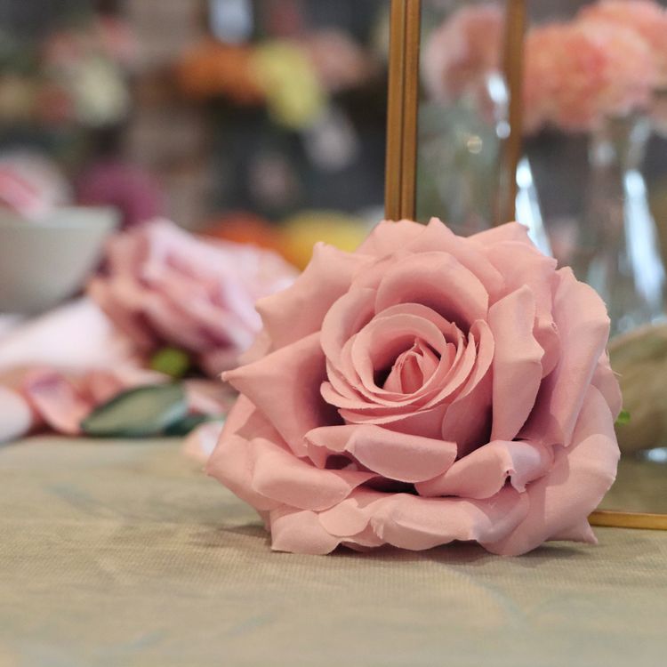 Vier altrosa Deko-Rosenköpfe im 4er-Set, je 11 x 6 cm groß.