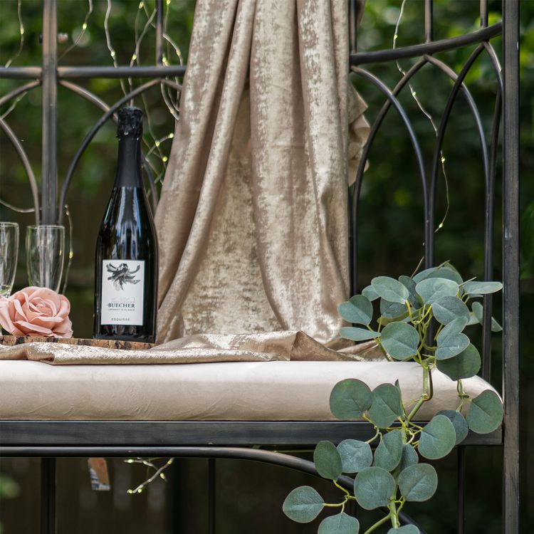 Vier altrosa Deko-Rosenköpfe im 4er-Set, je 11 x 6 cm groß.