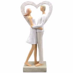 Figur eines Paares in Weiß im Herzrahmen, stehend und umarmend, auf rechteckigem Sockel.