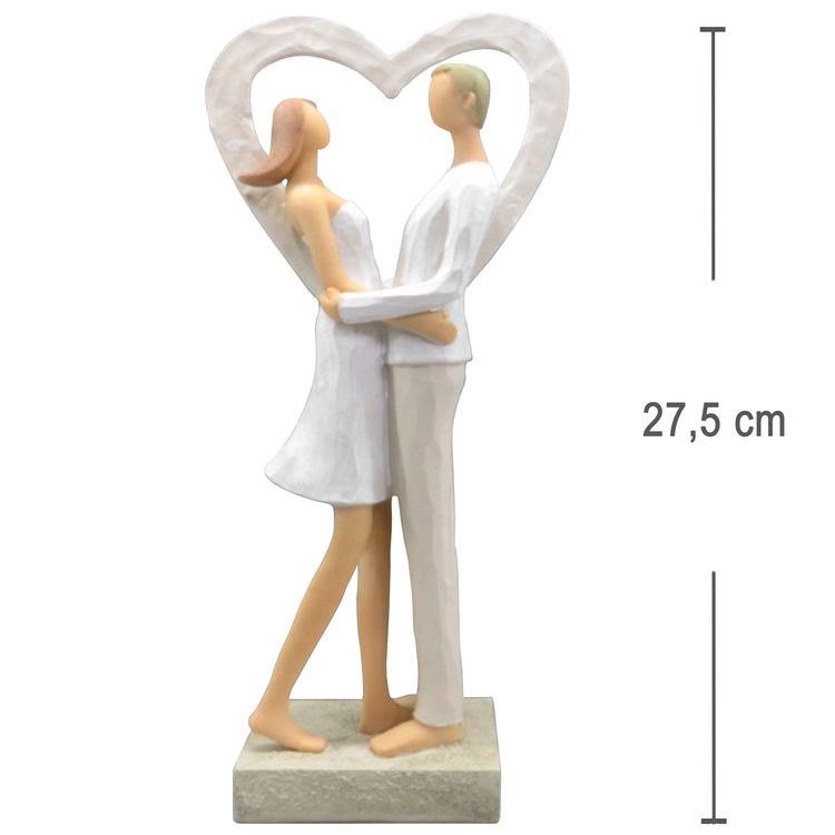 Figur eines Paares in Weiß im Herzrahmen, stehend und umarmend, auf rechteckigem Sockel.