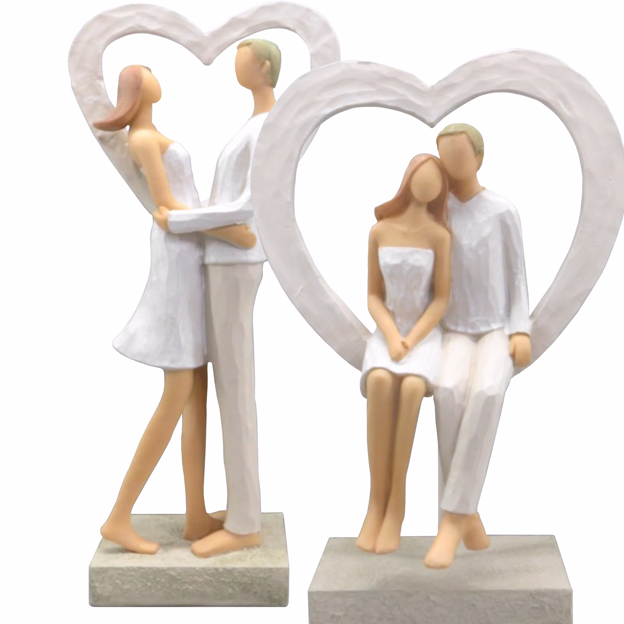 Brautpaar Figur Sitzend Liebe Weiß mit Herz Tischdeko Hochzeits-Deko Tisch-Deko Deko-Ideen Geschenkidee Braut & Bräutigam Zwei Brautpaar-Figuren im Herzrahmen, eine stehend umarmend, eine sitzend.