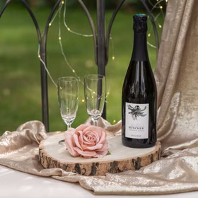 Baumscheibe Herzform Rustikales Holzherz 23 cm Tischdeko Hochzeit Geburtstag Vintage Dekoration Geburtstag Hochzeit Jubiläum Muttertag Deko-Ideen Dekorative Holz-Herzscheibe mit Rose und Sektgläsern dekoriert.