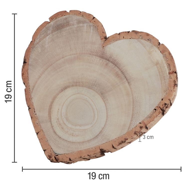 3 Holz-Herzen in verschiedenen Größen übereinander gestapelt.