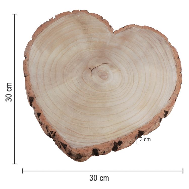 3 Holz-Herzen in verschiedenen Größen übereinander gestapelt.