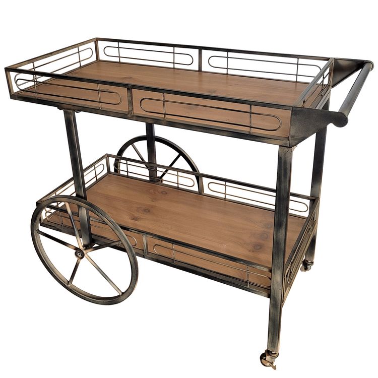 Vintage Servierwagen steht im Garten auf dem Rasen seitlich von Vorne