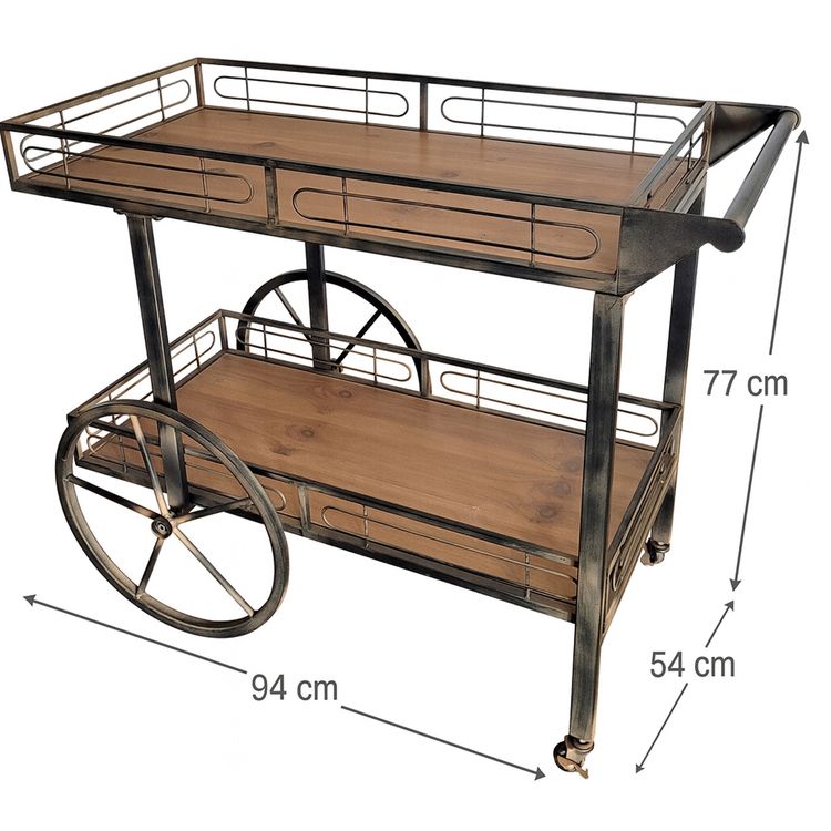 Vintage Servierwagen steht im Garten auf dem Rasen seitlich von Vorne