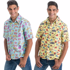 90er Jahre Retro Hemd Gelb Kassette & Ghettoblaster Party-Outfit für Herren Gr. M-XL Fasching Karneval 80er & 90er Mottoparty Gruppenkostüm Blaues Hemd und Gelbes Hemd mit 90er Retro-Design-Print seitlich von Vorne