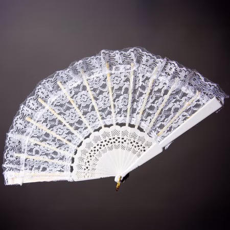 Eleganter weißer Spitzenfächer 23 cm im viktorianischen Stil für Damen Kostüm-Zubehör für Hochzeiten Cosplay Theater Fasching Karneval Mottoparty Party Accessoire Sommer-Fest Eleganter weißer Spitzenfächer im viktorianischen Stil aufgeklappt vor schwarzen Hintergrund von Vorne