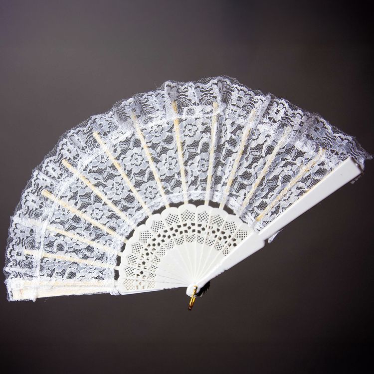 Eleganter weißer Spitzenfächer  im viktorianischen Stil aufgeklappt vor schwarzen Hintergrund von Vorne
