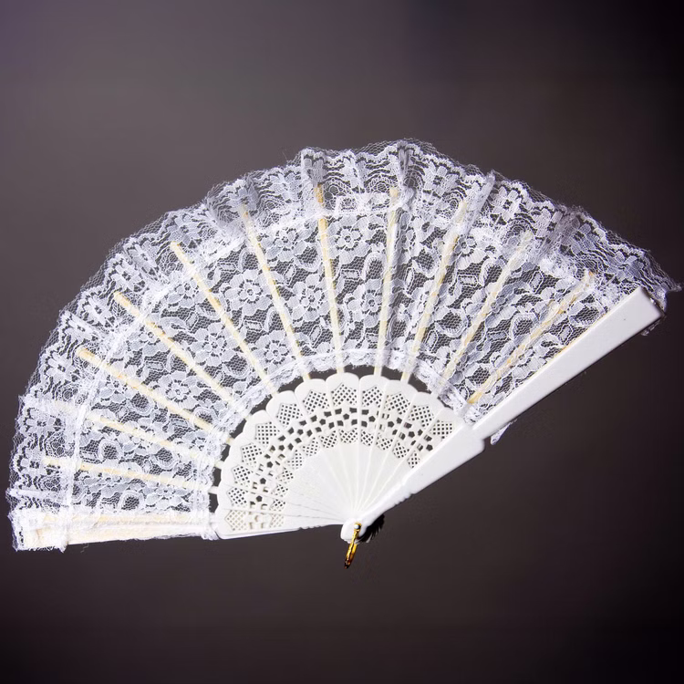 Eleganter weißer Spitzenfächer 23 cm im viktorianischen Stil für Damen Kostüm-Zubehör für Hochzeiten Cosplay Theater Fasching Karneval Mottoparty Party Accessoire Sommer-Fest Eleganter weißer Spitzenfächer im viktorianischen Stil aufgeklappt vor schwarzen Hintergrund von Vorne