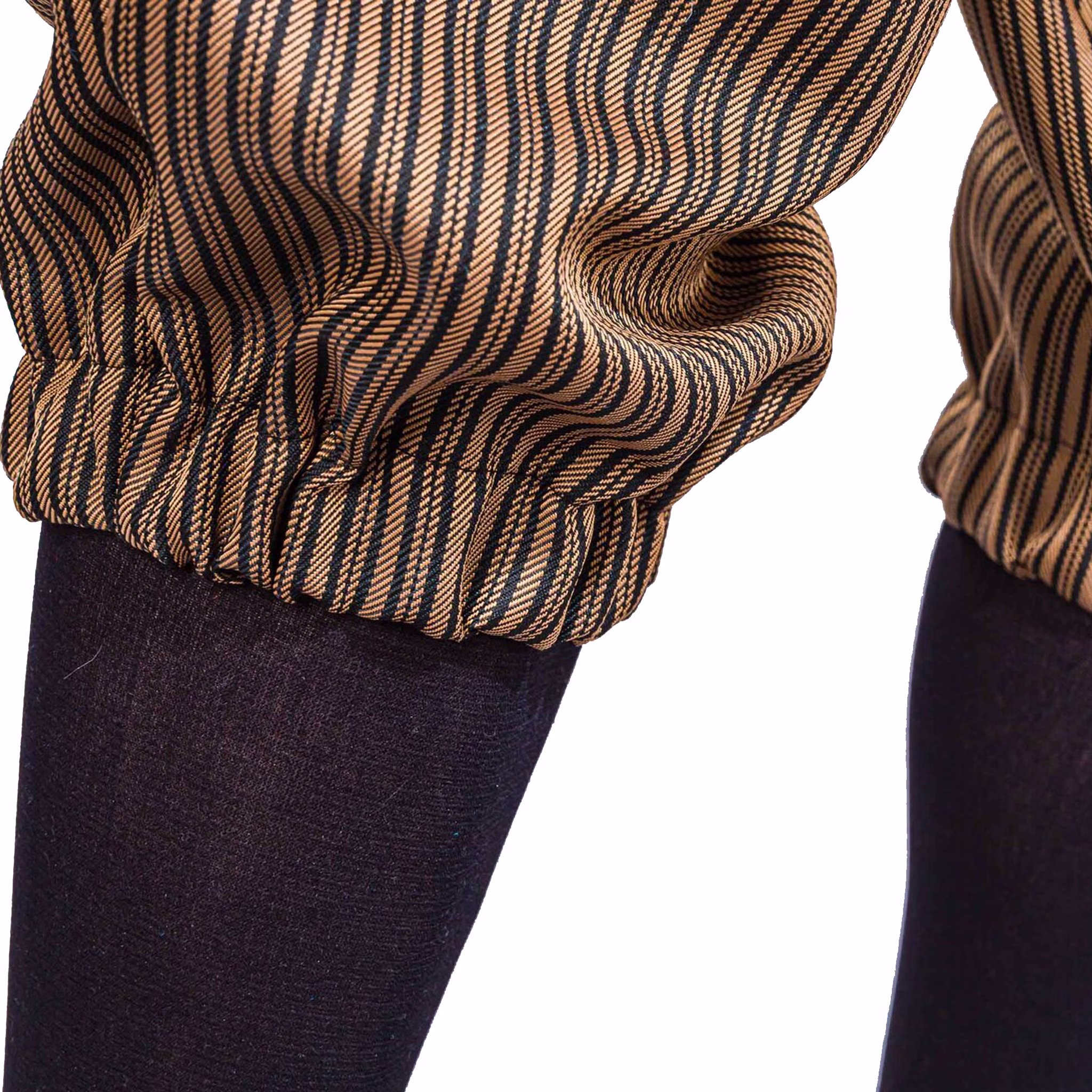 Knickerbocker Hosen Braun gestreift 20er Jahre für Herren Gr. M-XXL Kostüm-Zubehör Hose 3/4 Hose Fasching Karneval Mottoparty Nahaufnahme: elastischer Beinabschluss der braunen Knickerbocker über schwarzen Strümpfen.