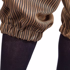 Knickerbocker Hosen Braun gestreift 20er Jahre für Herren Gr. M-XXL Kostüm-Zubehör Hose 3/4 Hose Fasching Karneval Mottoparty Nahaufnahme: elastischer Beinabschluss der braunen Knickerbocker über schwarzen Strümpfen.