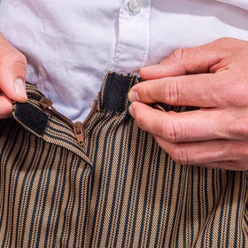 Knickerbocker Hosen Braun gestreift 20er Jahre für Herren Gr. M-XXL Kostüm-Zubehör Hose 3/4 Hose Fasching Karneval Mottoparty Detail: Reißverschluss und Klettverschluss an brauner Knickerbocker.