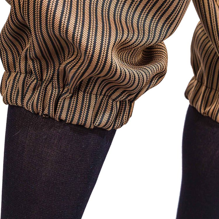 Knickerbocker Hosen Braun gestreift 20er Jahre für Herren Mann in braun gestreifter Knickerbocker mit schwarzen Hosenträgern, weißem Hemd und Schirmmütze von Vorne.