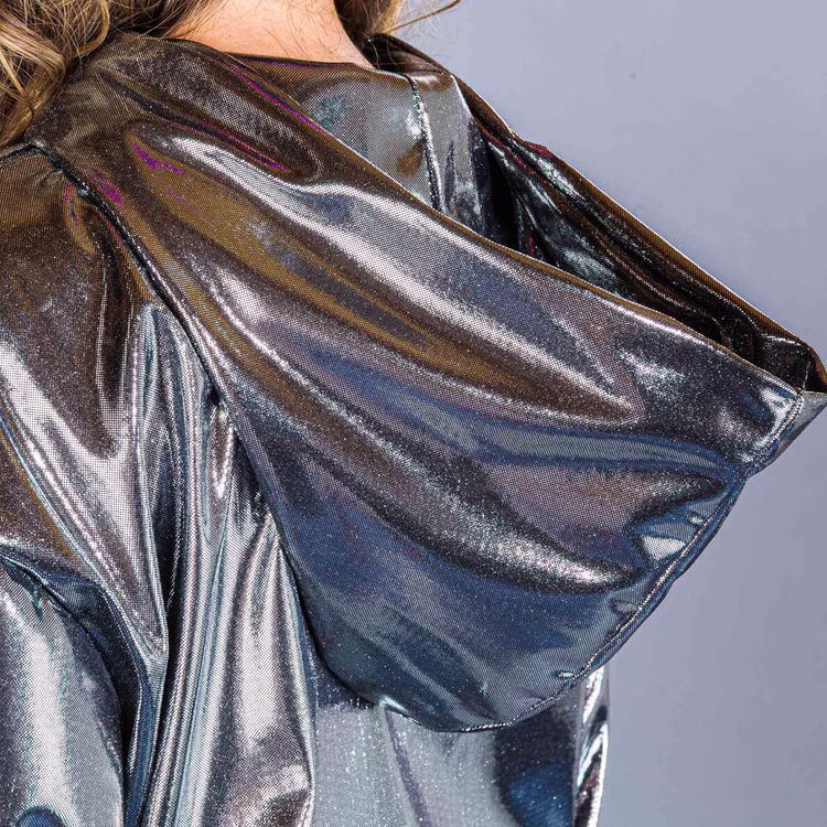 90er Jahre Space Kostüm Silver Flash Rave für Erwachsene Gr. M-XL Paarkostüm Gruppenkostüm Fasching Karneval 80er und 90er Mottoparty Detailaufnahme der Kapuze des silbernen Jogginganzugs, glänzender Stoff mit Lichtreflexen.