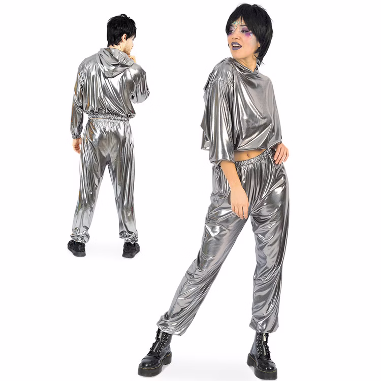 90er Jahre Space Kostüm Silver Flash Rave für Erwachsene Gr. M-XL Paarkostüm Gruppenkostüm Fasching Karneval 80er und 90er Mottoparty Mann und Frau tragen silberne Jogginganzüge mit Kapuze, Frau von Vorne und Mann von Hinten.