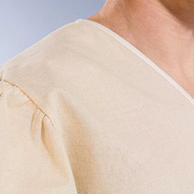 Cremefarbenes Mittelalterhemd mit V-Ausschnitt für Herren vor weißem Hintergrund von Vorne