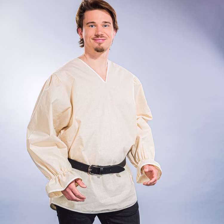 Mittelalter Hemd Pirat Bauer mit V-Ausschnitt Baumwolle Creme für Herren Gr. S-XXXL Fasching Karneval Mottoparty LARP Mittelalterfest Mittelaltermode Cremefarbenes Mittelalterhemd mit V-Ausschnitt für Herren mit Gürtel als Accessoire vor farbigen Hintergrund von Vorne