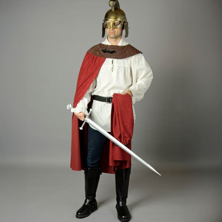 Mann im Sankt Martin Kostüm mit teilbarem Umhang. Er trägt einen Helm und Schwert von Vorne.