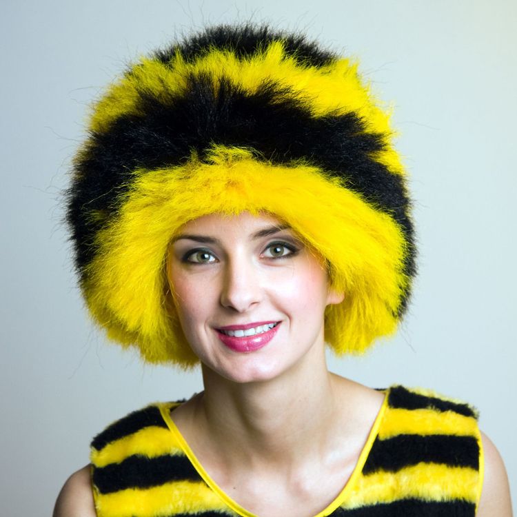 Bienen Perücke Honigbiene Schwarz Gelb für Erwachsene Frau mit Schwarz Gelb gestreifter Bienen-Perücke vor weißem Hintergrund