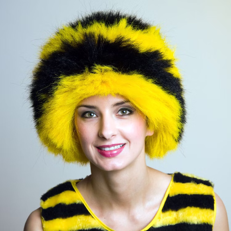 Bienen Perücke Honigbiene Schwarz Gelb für Erwachsene Kostüm-Zubehör Tier Hummel Wespe Insekt Fasching Karneval Mottoparty Frau mit Schwarz Gelb gestreifter Bienen-Perücke vor grauem Hintergrund