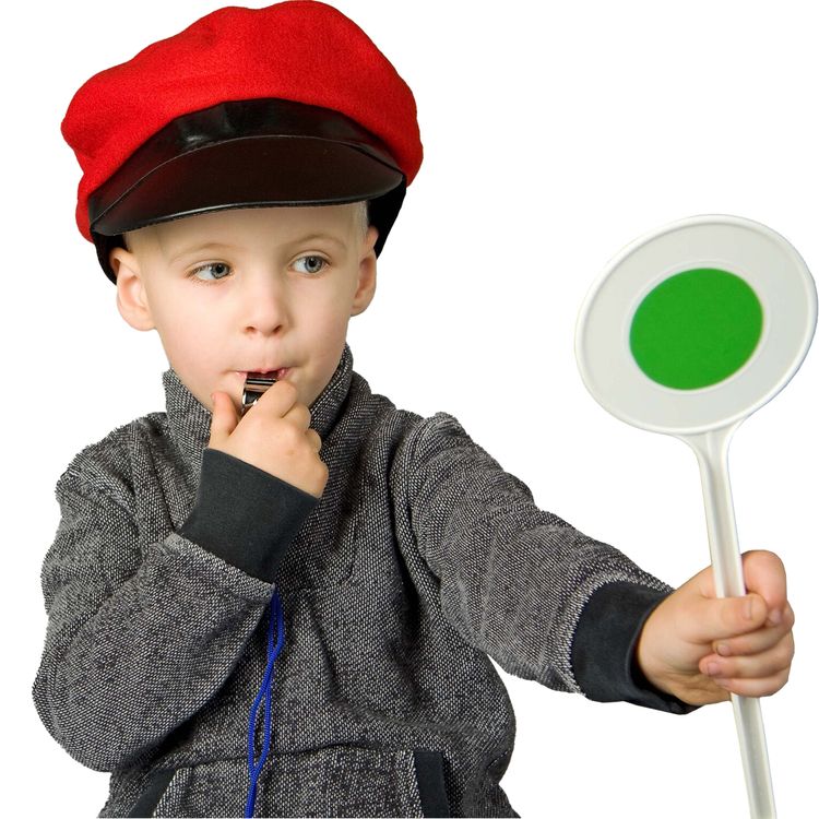 Schaffner Mütze Rot mit schwarzer Blende Lokführer-Mütze für Kinder Kind mit roter Schaffner-Mütze pfeift in eine Trillerpfeife.