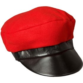 Kind trägt eine rote Schaffner Mütze mit schwarzer Blende und hält in der linken Hand die Schaffnerkelle und in der rechten Hand eine Trillerpfeife