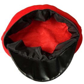 Kind trägt eine rote Schaffner Mütze mit schwarzer Blende und hält in der linken Hand die Schaffnerkelle und in der rechten Hand eine Trillerpfeife