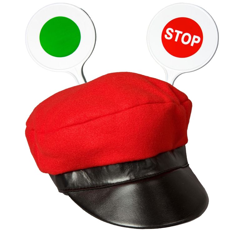 Schaffner Mütze Rot mit Schaffner Kelle Lokführer Tim für Kinder Kind trägt eine rote Schaffner Mütze mit schwarzer Blende und hält in der linken Hand die Schaffnerkelle und in der rechten Hand eine Trillerpfeife